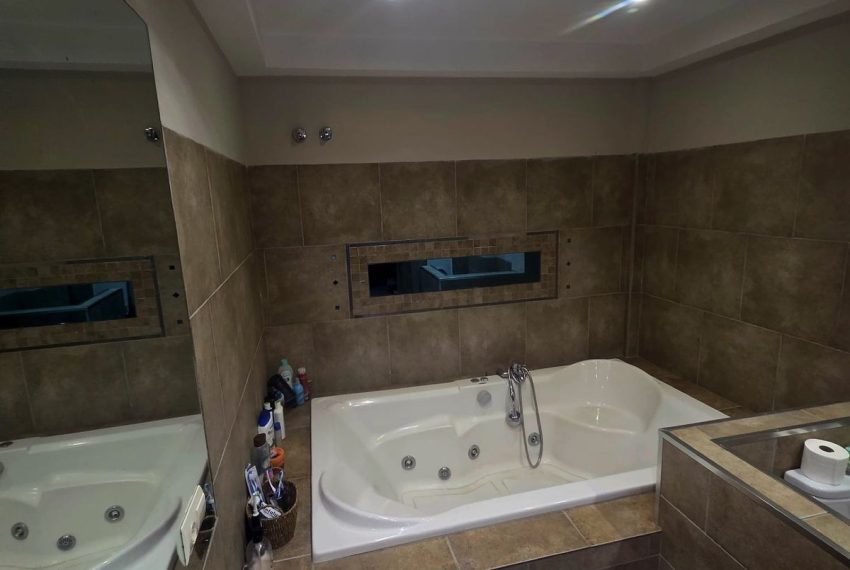 R5204659-Villa-For-Sale-Estepona-Semi-Detached-3-Beds-300-Built-11