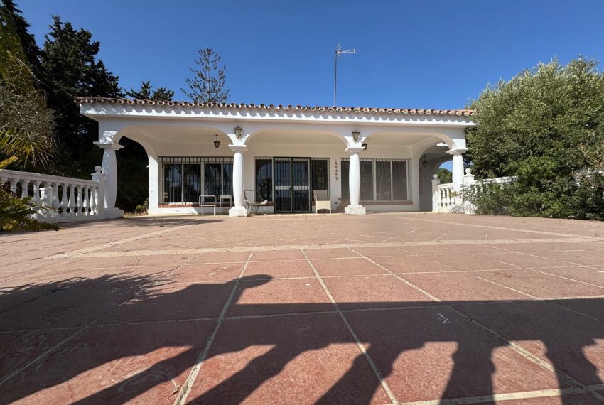 R5208601-Villa-For-Sale-Estepona-Detached-5-Beds-220-Built