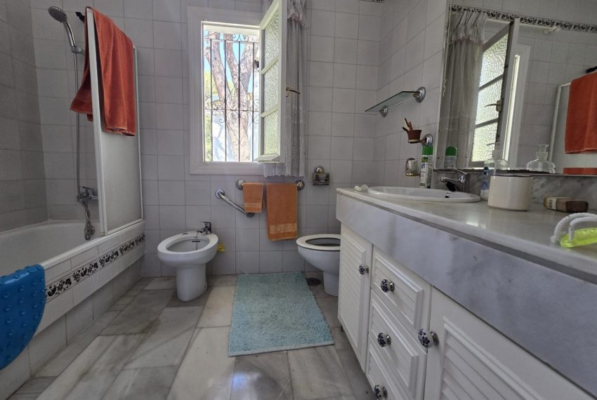 R5208703-Villa-For-Sale-Calahonda-Detached-4-Beds-171-Built-8