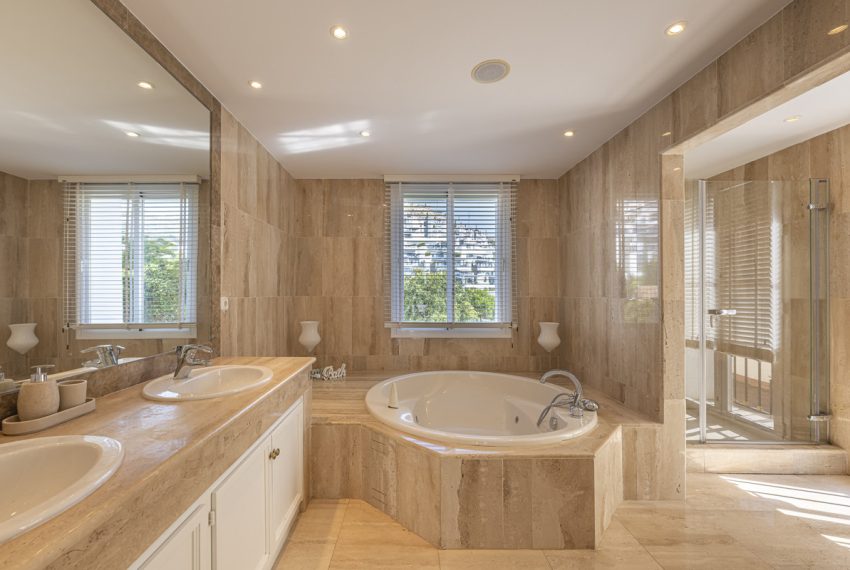 R5211262-Villa-For-Sale-Benahavis-Detached-5-Beds-536-Built-11