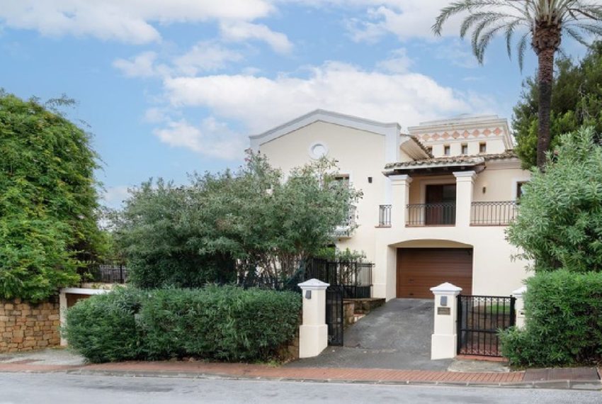 R4986676-Villa-For-Sale-Nueva-Andalucia-Detached-5-Beds-449-Built-2