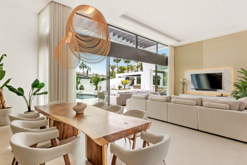 R5018740-Villa-For-Sale-Nueva-Andalucia-Detached-6-Beds-613-Built-3