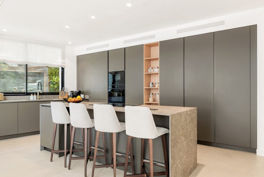 R5018740-Villa-For-Sale-Nueva-Andalucia-Detached-6-Beds-613-Built-7