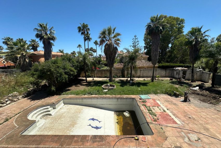 R5048824-Villa-For-Sale-Nueva-Andalucia-Detached-7-Beds-356-Built-1