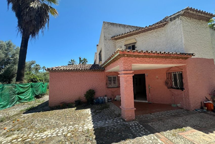 R5048824-Villa-For-Sale-Nueva-Andalucia-Detached-7-Beds-356-Built-2