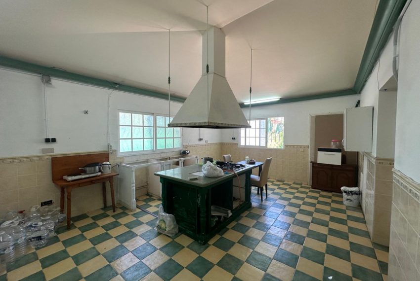 R5048824-Villa-For-Sale-Nueva-Andalucia-Detached-7-Beds-356-Built-4