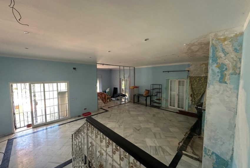 R5048824-Villa-For-Sale-Nueva-Andalucia-Detached-7-Beds-356-Built-7