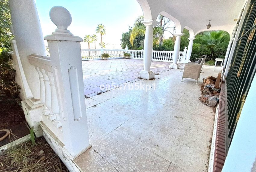 R5208004-Villa-For-Sale-Estepona-Detached-5-Beds-220-Built-3