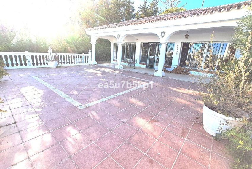 R5208004-Villa-For-Sale-Estepona-Detached-5-Beds-220-Built