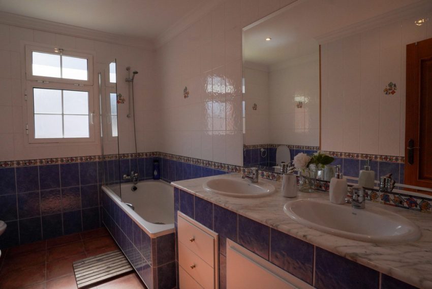 R5209510-Villa-For-Sale-Nueva-Andalucia-Detached-4-Beds-178-Built-12