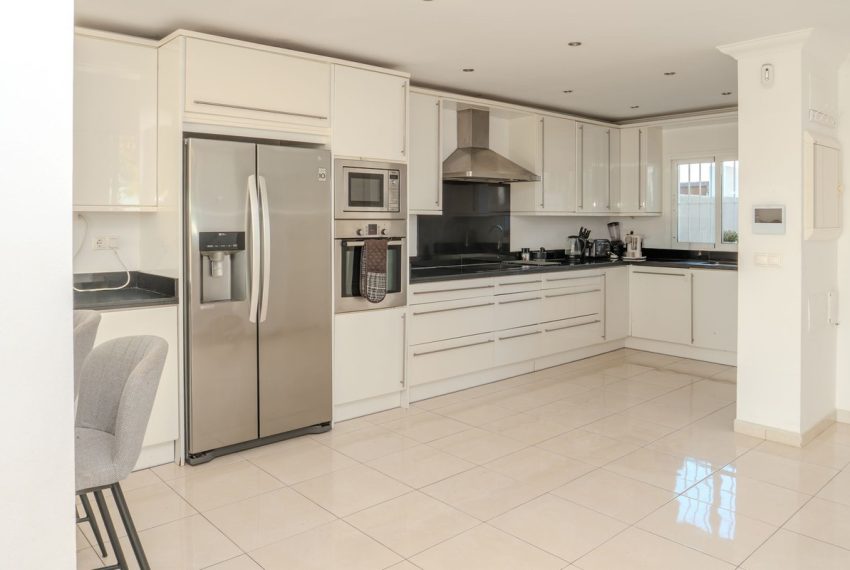 R5213785-Villa-For-Sale-Nueva-Andalucia-Semi-Detached-5-Beds-251-Built-6