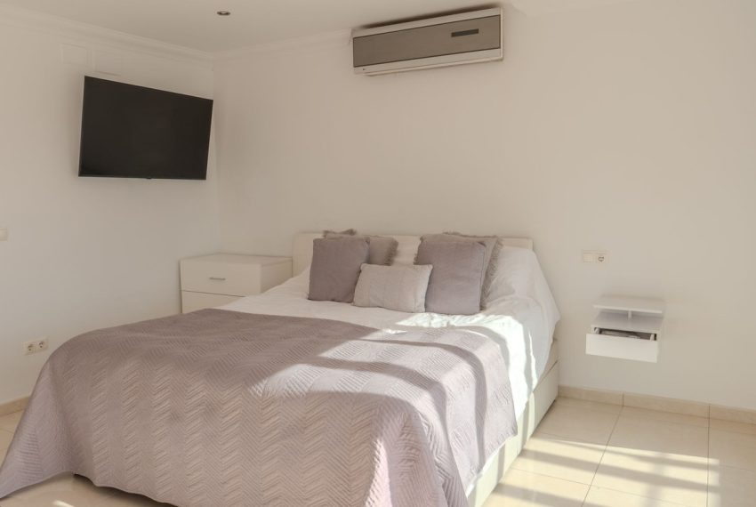 R5213785-Villa-For-Sale-Nueva-Andalucia-Semi-Detached-5-Beds-251-Built-8