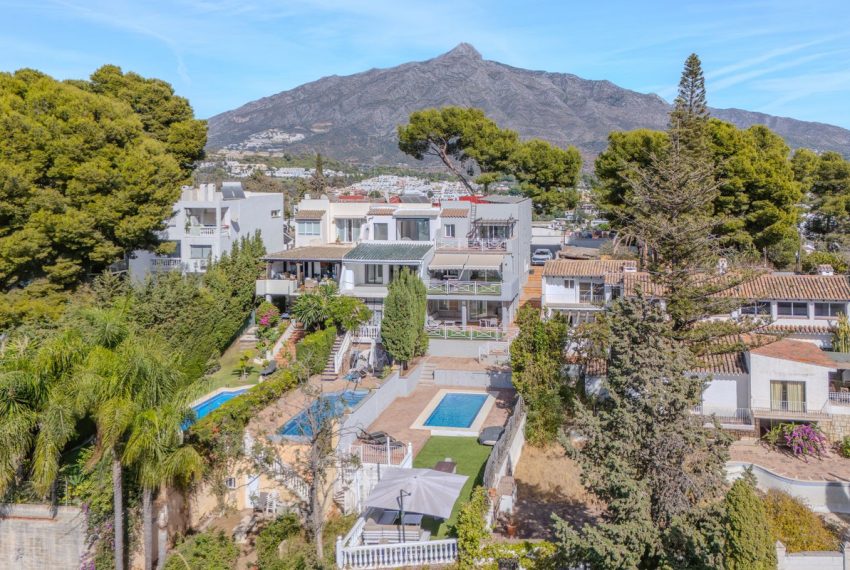 R5213785-Villa-For-Sale-Nueva-Andalucia-Semi-Detached-5-Beds-251-Built