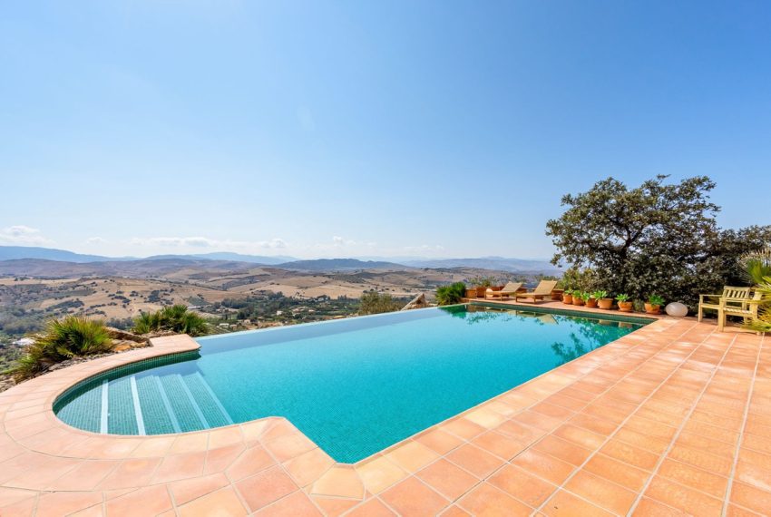 R5216614-Villa-For-Sale-Coin-Finca-4-Beds-520-Built-1