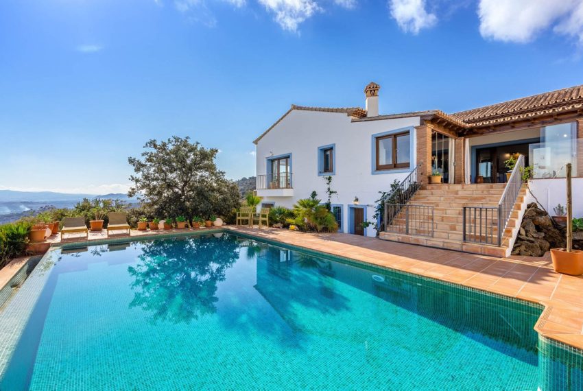 R5216614-Villa-For-Sale-Coin-Finca-4-Beds-520-Built