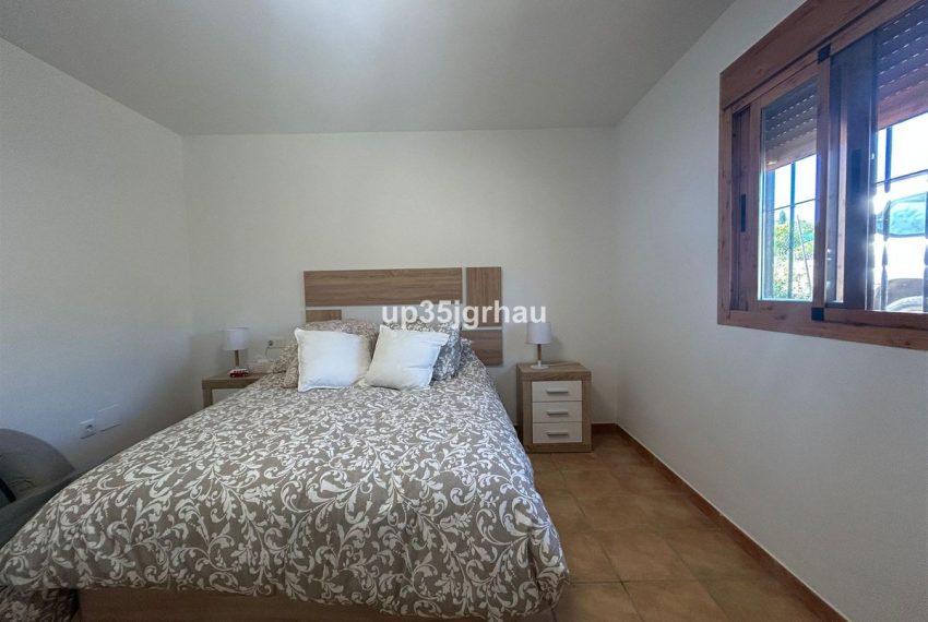 R5218180-Villa-For-Sale-Estepona-Finca-1-Beds-60-Built-3