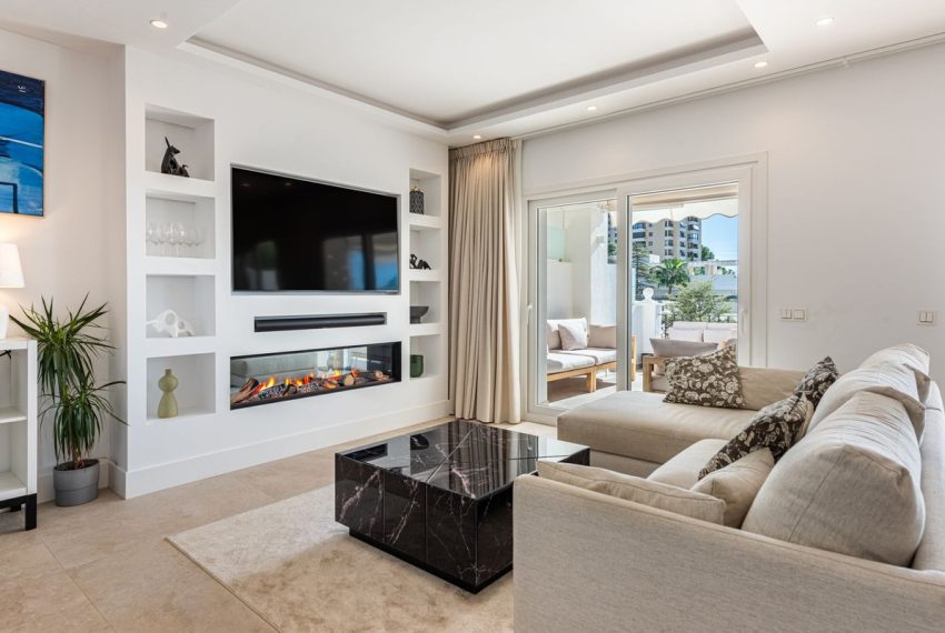 R5226784-House-For-Sale-Nueva-Andalucia-Townhouse-4-Beds-255-Built