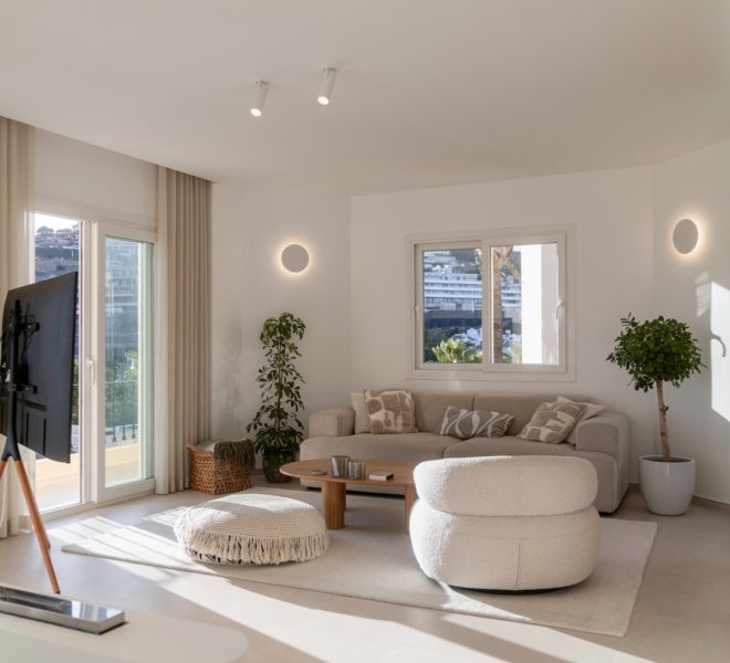 R5250397-Image 1-Penthouse Duplex - 3 Beds - 200 Built