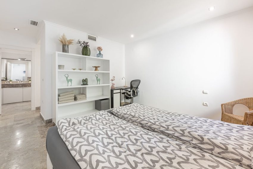 R5083315-Apartment-For-Sale-The-Golden-Mile-Ground-Floor-Apartment-3-Beds-216-Built-16