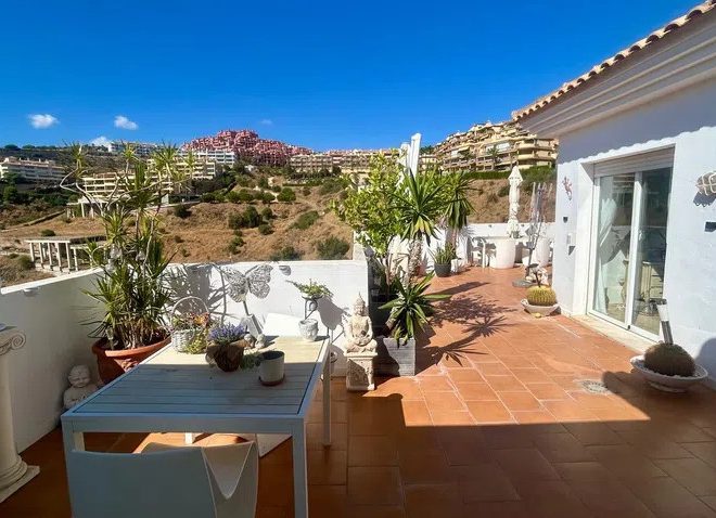 R5266162-Image 1-Penthouse - 3 Beds - 210 Built