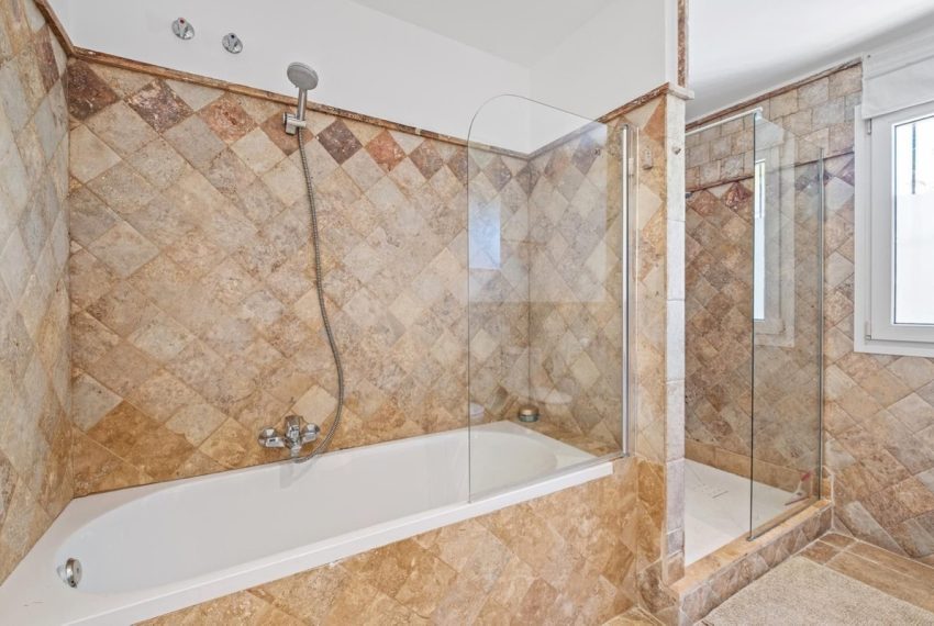 R5291836-Apartment-For-Sale-The-Golden-Mile-Ground-Floor-Apartment-3-Beds-254-Built-15