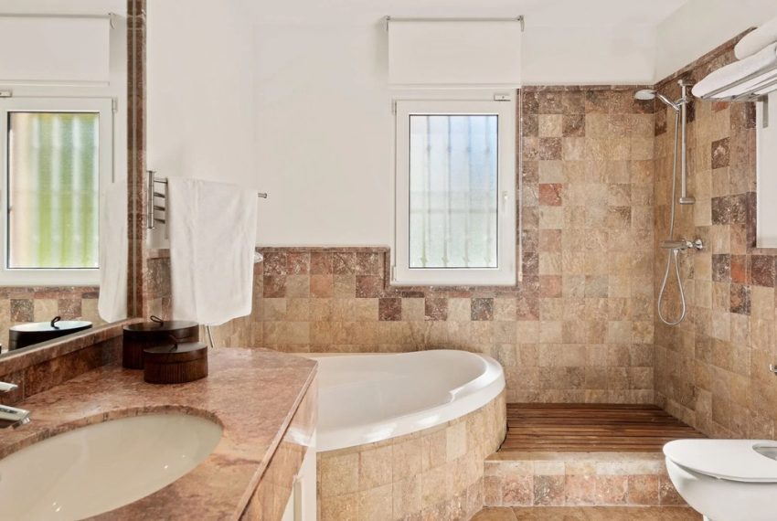 R5292298-Apartment-For-Sale-The-Golden-Mile-Ground-Floor-Apartment-4-Beds-397-Built-14