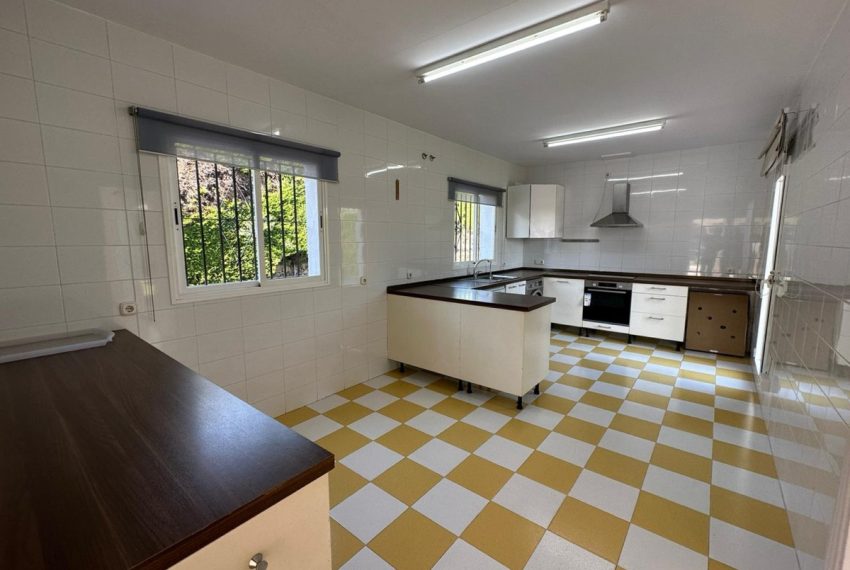 R5294248-House-For-Sale-Nueva-Andalucia-Detached-Villa-5-Beds-450-Built-4