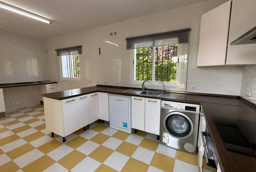 R5294248-House-For-Sale-Nueva-Andalucia-Detached-Villa-5-Beds-450-Built-7