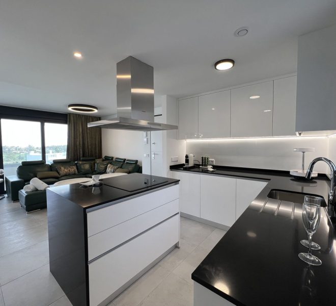 R4930099-Image 1-Middle Floor Apartment - 3 Beds - 130 Built