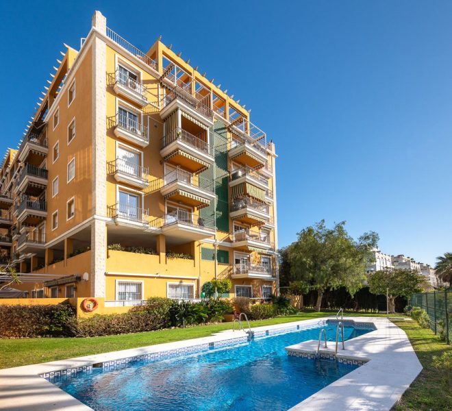 R4731361-Image 1-Middle Floor Apartment - 3 Beds - 98 Built