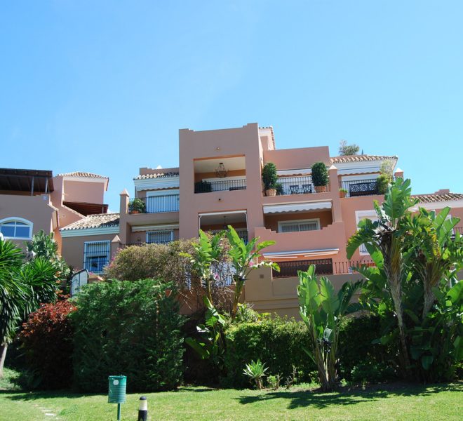 R5135602-Image 1-Middle Floor Apartment - 4 Beds - 240 Built