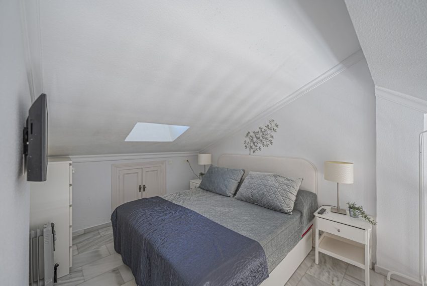 R5330335-Apartment-For-Sale-The-Golden-Mile-Top-Floor-Apartment-2-Beds-91-Built-9