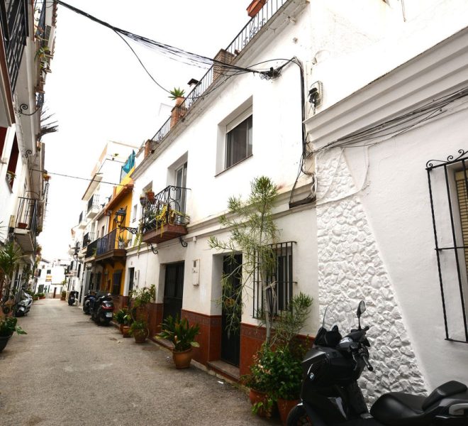 R5346388-Image 1-Townhouse - 6 Beds - 220 Built