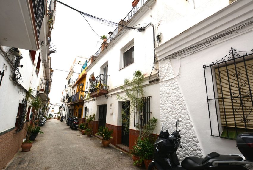 R5346388-House-For-Sale-Marbella-Townhouse-6-Beds-220-Built