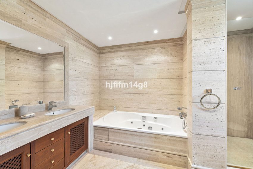 R5351119-Apartment-For-Sale-Nueva-Andalucia-Penthouse-Duplex-3-Beds-244-Built-12