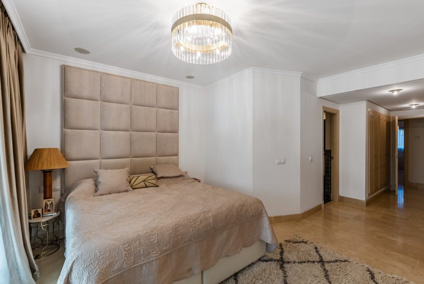 R5353000-Apartment-For-Sale-The-Golden-Mile-Ground-Floor-Apartment-2-Beds-244-Built-12