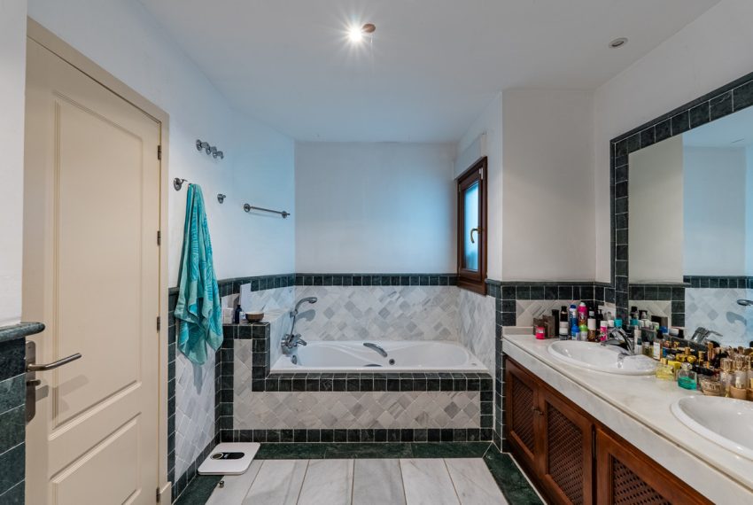 R5353000-Apartment-For-Sale-The-Golden-Mile-Ground-Floor-Apartment-2-Beds-244-Built-14