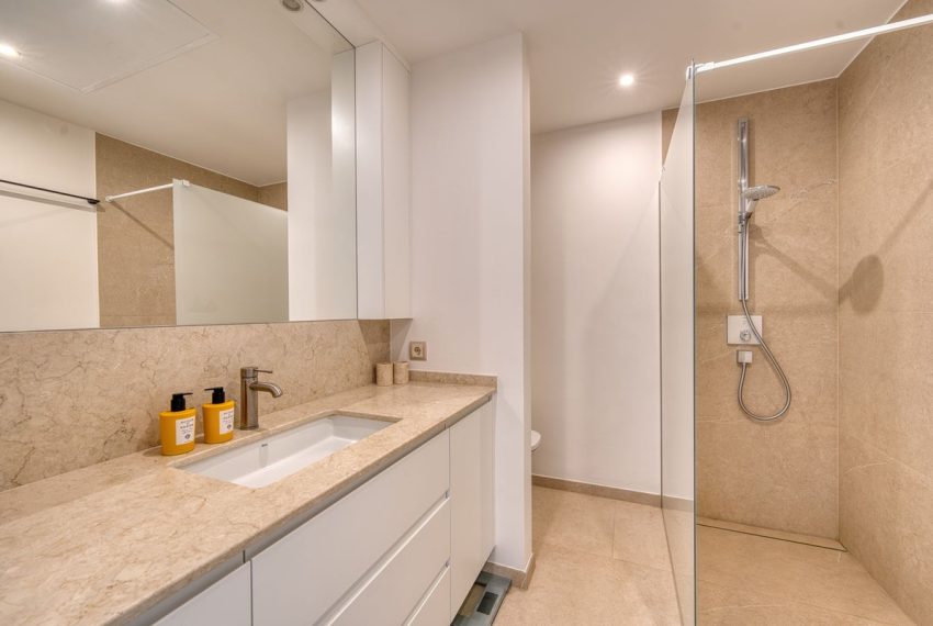 R5353651-Apartment-For-Sale-The-Golden-Mile-Top-Floor-Apartment-1-Beds-61-Built-5