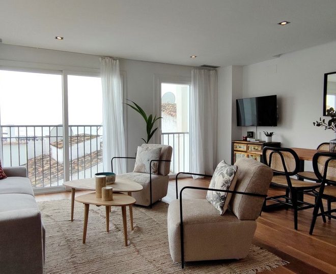 R4353700-Image 1-Middle Floor Apartment - 2 Beds - 123 Built