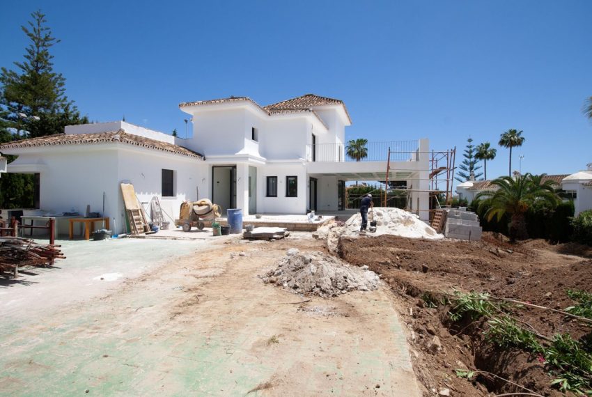 R5353399-House-For-Sale-Elviria-Detached-Villa-4-Beds-295-Built