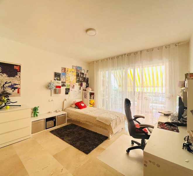 R5360509-Image 1-Top Floor Apartment - 3 Beds - 180 Built