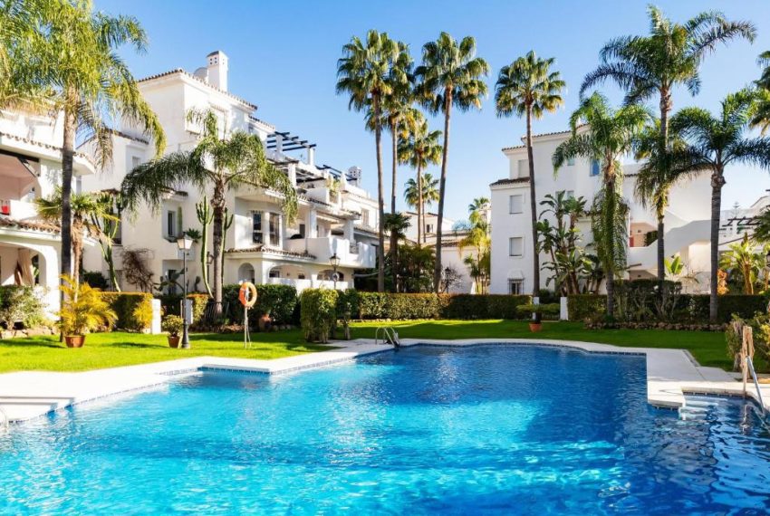 R5383741-House-For-Sale-Nueva-Andalucia-Townhouse-2-Beds-149-Built
