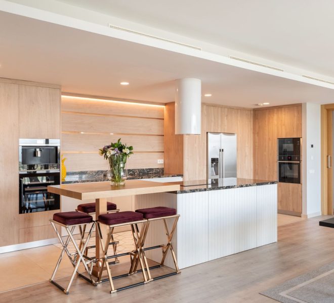 R4743115-Image 1-Top Floor Apartment - 4 Beds - 245 Built
