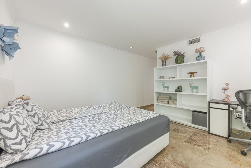 R5119132-Apartment-For-Sale-The-Golden-Mile-Ground-Floor-Apartment-3-Beds-254-Built-9