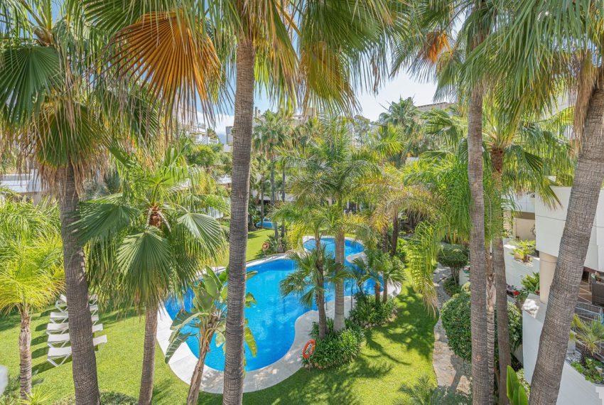 R5395705-Apartment-For-Sale-Aloha-Middle-Floor-Apartment-2-Beds-107-Built