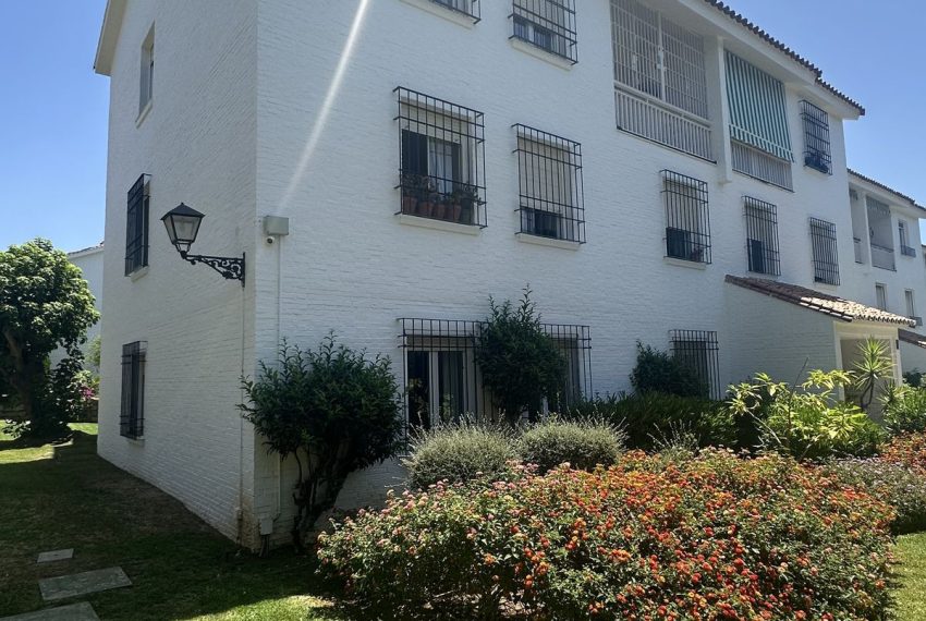 R5419000-Image 1-Ground Floor Apartment - 4 Beds - 150 Built