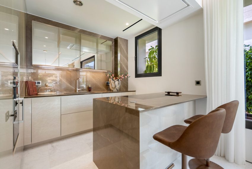 R5426326-Apartment-For-Sale-The-Golden-Mile-Ground-Floor-Apartment-4-Beds-288-Built-9