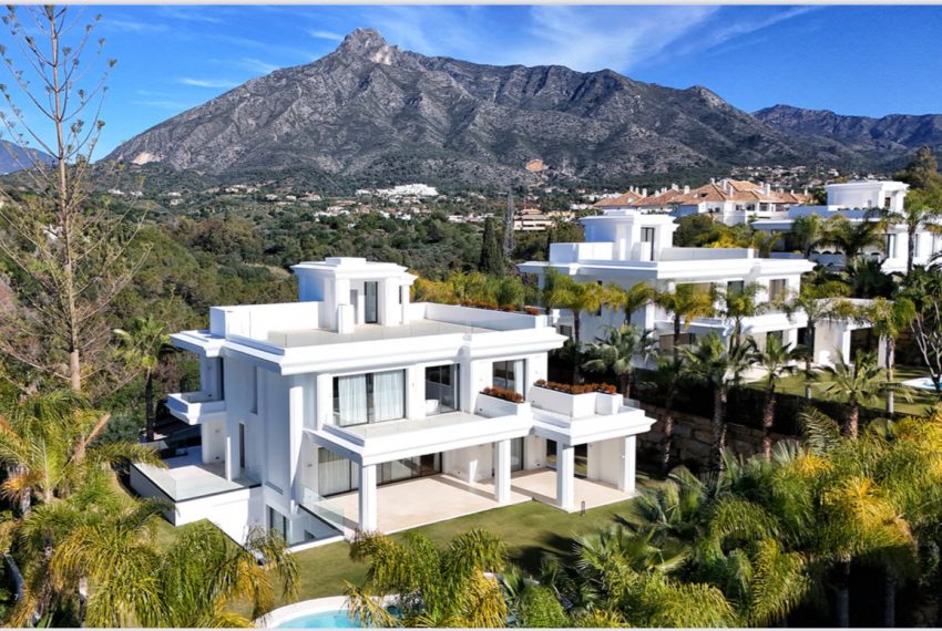 R5229157-House-For-Sale-The-Golden-Mile-Detached-Villa-6-Beds-647-Built