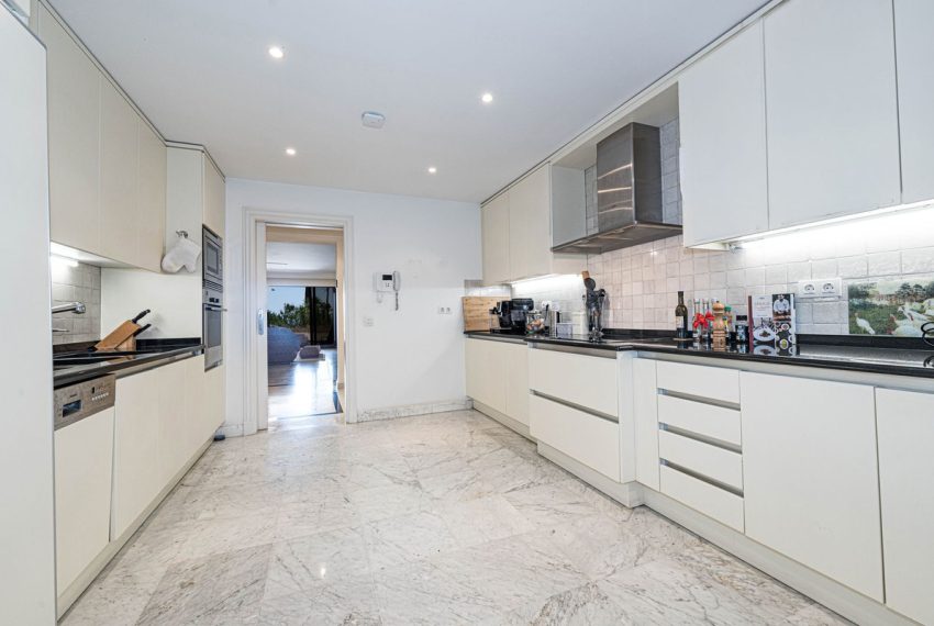 R5395165-Apartment-For-Sale-The-Golden-Mile-Ground-Floor-Apartment-3-Beds-191-Built-4