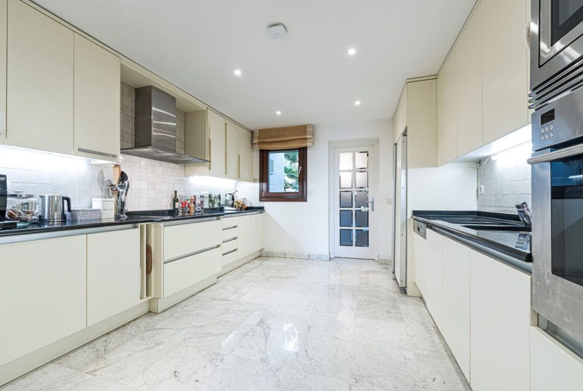 R5395165-Apartment-For-Sale-The-Golden-Mile-Ground-Floor-Apartment-3-Beds-191-Built-5